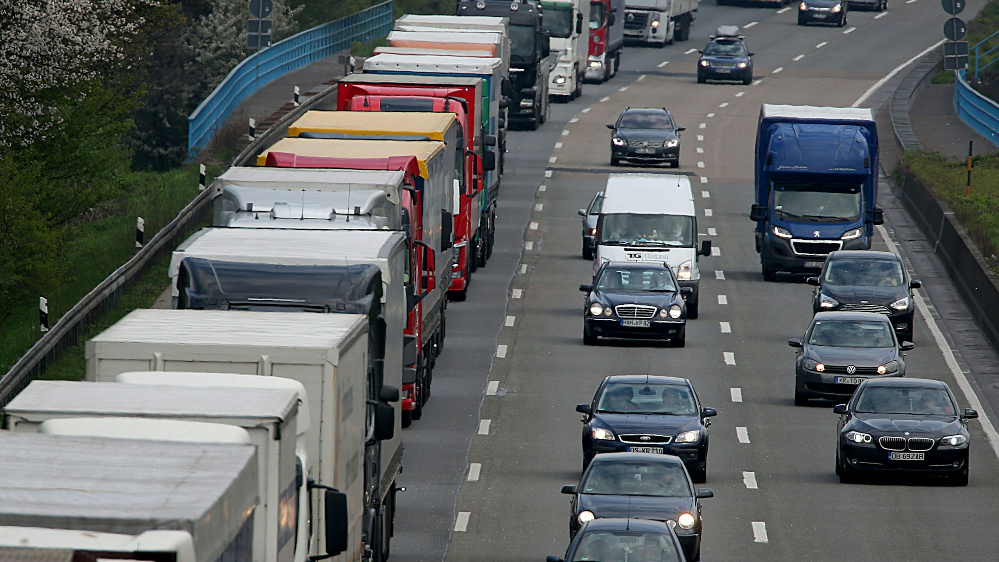 Fahrzeuge stehen auf der A1 bei Wermelskirchen im Stau (Archivfoto).