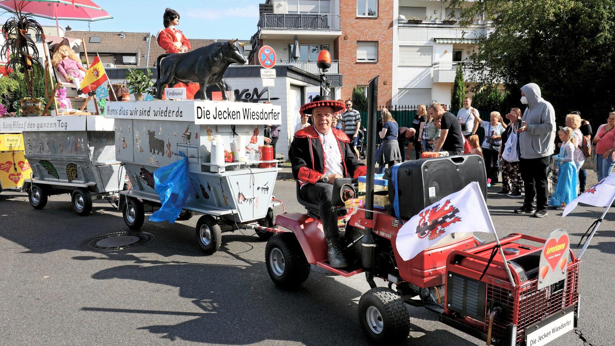 Der Kirmeszug zieht durch Bürrig.