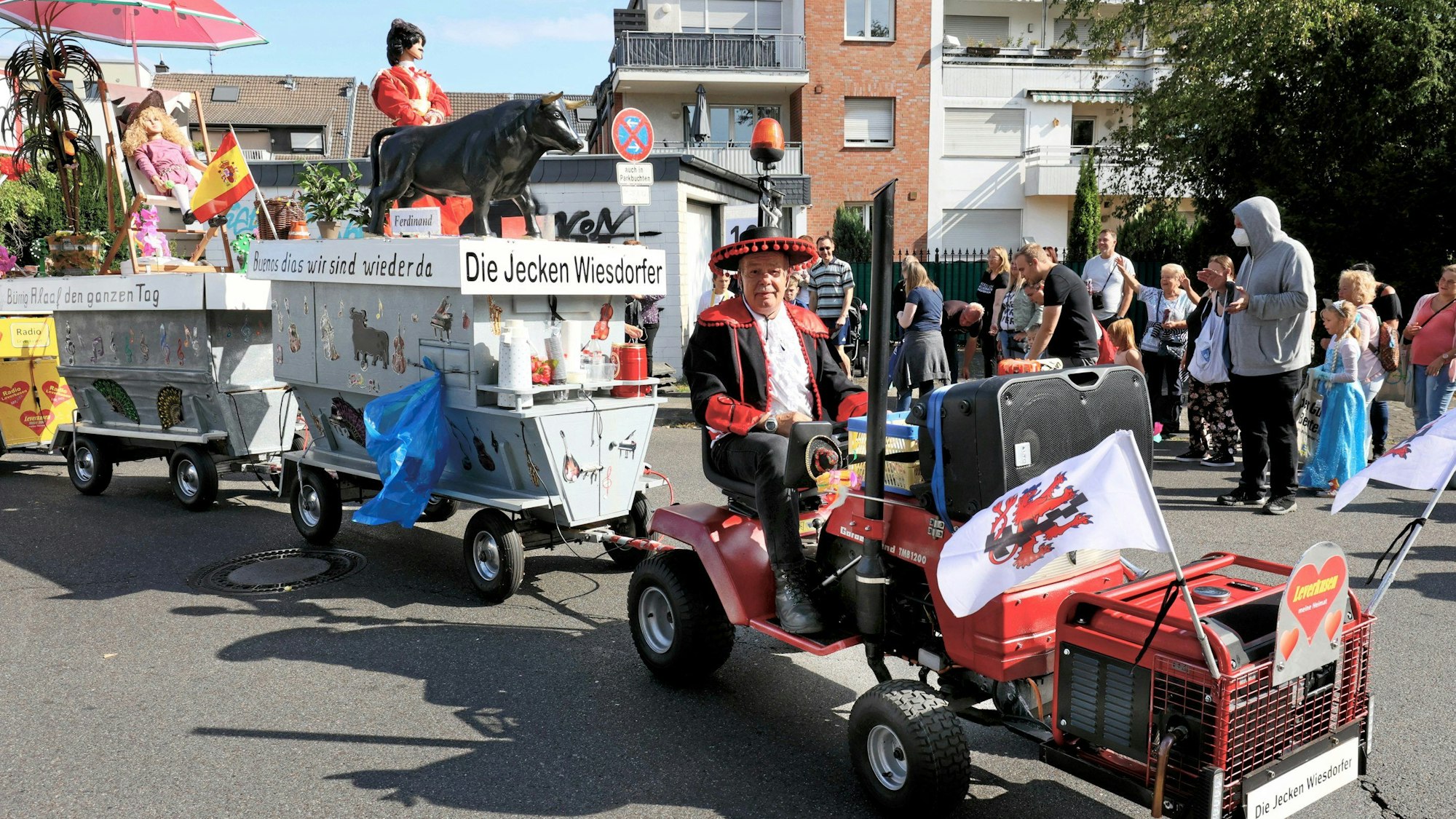 Der Kirmeszug zieht durch Bürrig.