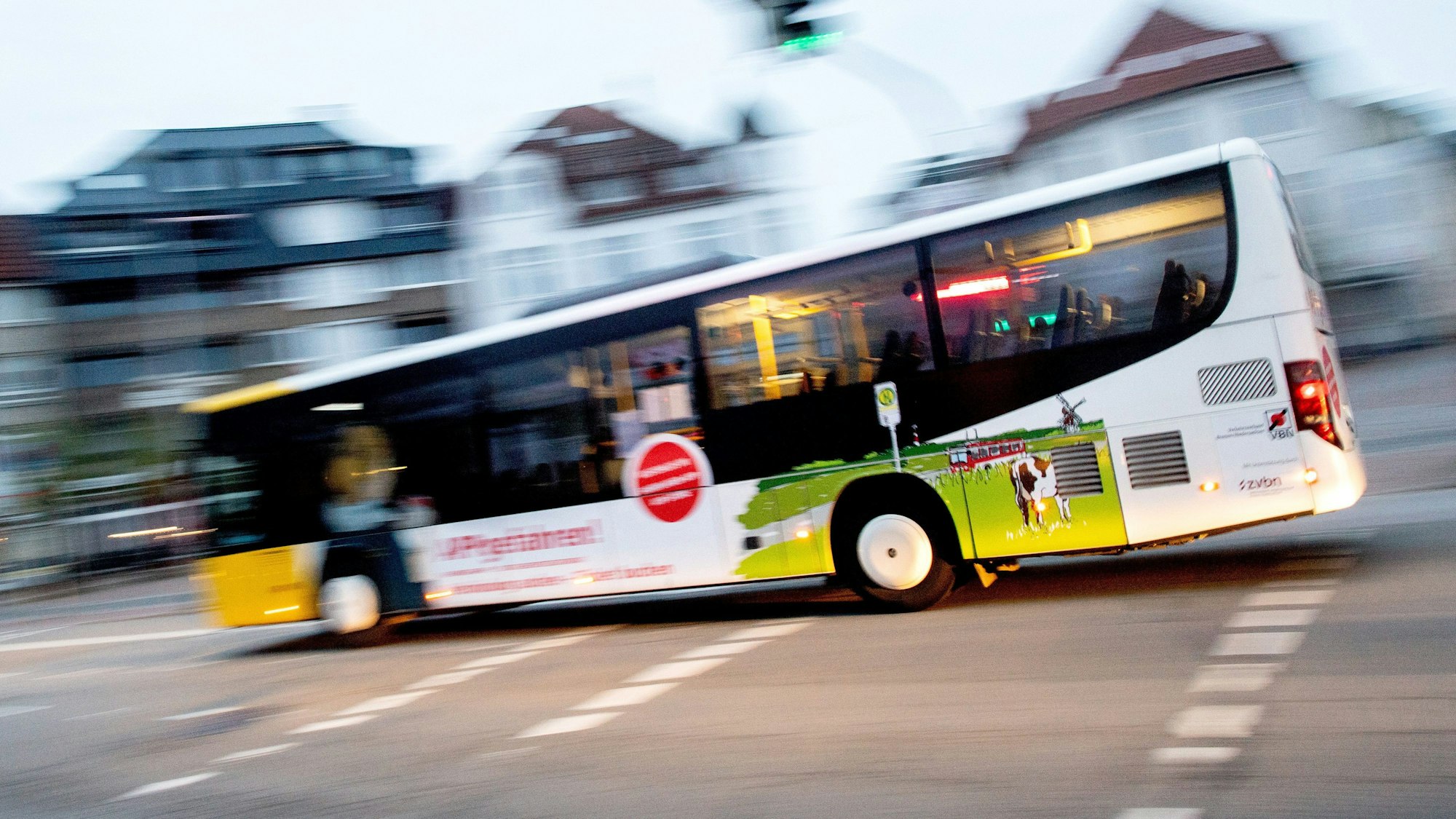 Der Jugendliche gab sich als Busfahrer aus und beförderte mehrere Passanten. Verletzt wurde niemand.