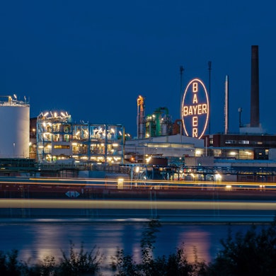 Das Bayer-Kreuz, das Logo des Unternehmens, leuchtet auf dem Werksgelände von Bayer in Leverkusen.