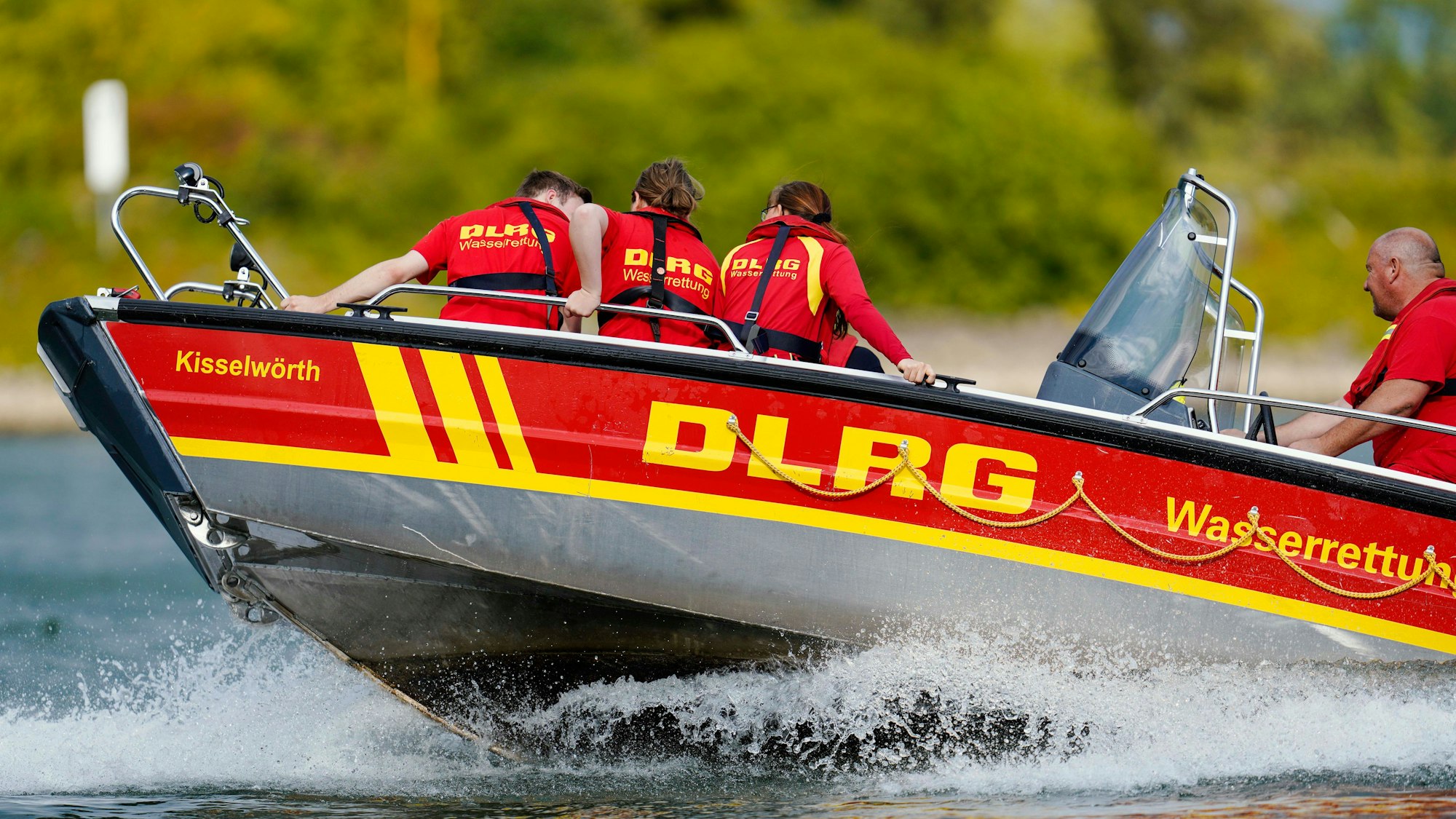 Mitglieder der Ortsgruppe Nackenheim fahren bei einer Rettungsübung der Deutsche Lebens-Rettungs-Gesellschaft (DLRG) mit einem Rettungsboot auf dem Rhein. (Symbolbild)