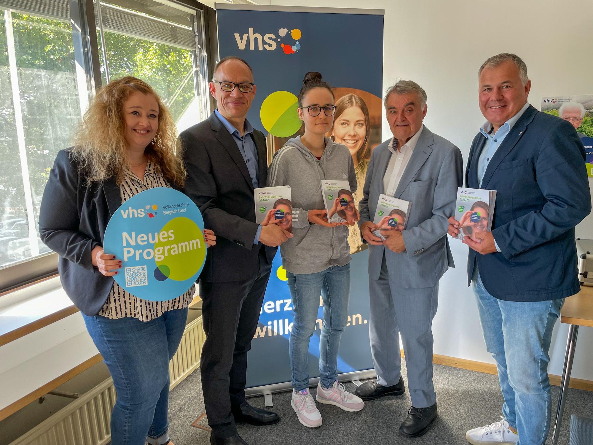 Stellten das neue VHS-Programm für Leichlingen, Burscheid und Wermelskirchen vor: Jaqueline Wolf (v.l.), Eric Hausherr, Lisa Schniesko, Herbert Reul und Frank Steffes.