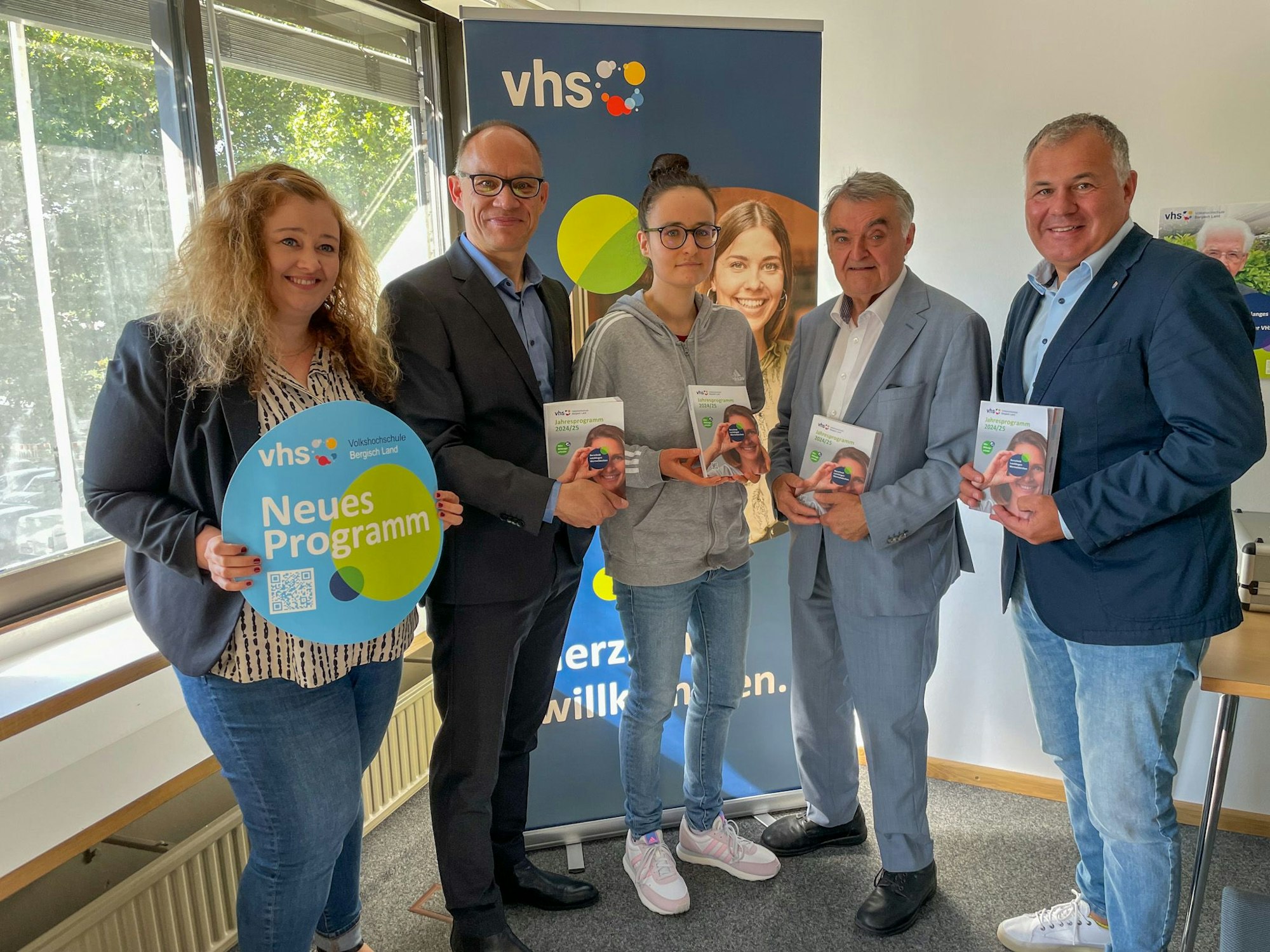 Stellten das neue VHS-Programm für Leichlingen, Burscheid und Wermelskirchen vor: Jaqueline Wolf (v.l.), Eric Hausherr, Lisa Schniesko, Herbert Reul und Frank Steffes.