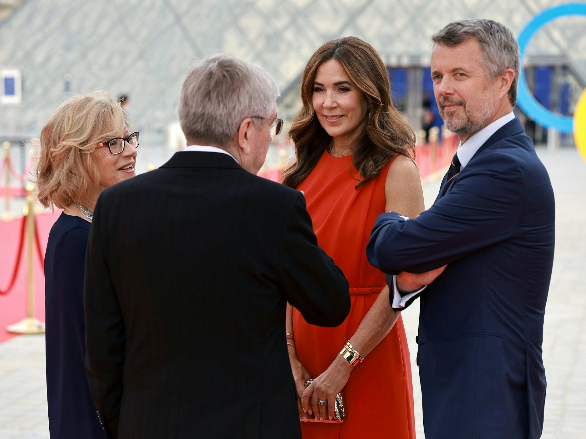 Thomas Bach (2. v. l.), Präsident des Internationalen Olympischen Komitees (IOC), und seine Frau Claudia Bach (l.) begrüßen den dänischen König Frederik X. (r.) und Königin Mary beim IOC & Elysee Dinner im Louvre vor der Eröffnungsfeier der Olympischen Sommerspiele 2024.