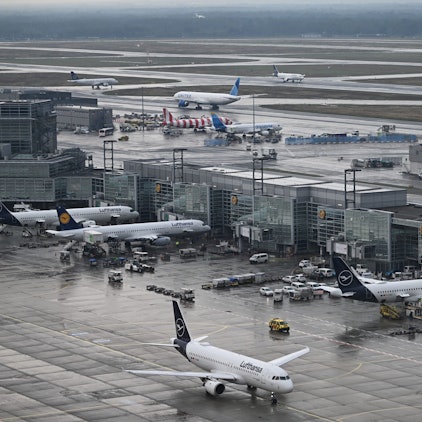 Reger Betrieb herrscht an den Flugsteigen am Terminal 1 (vorn) und Terminal 2 des Frankfurter Flughafens.