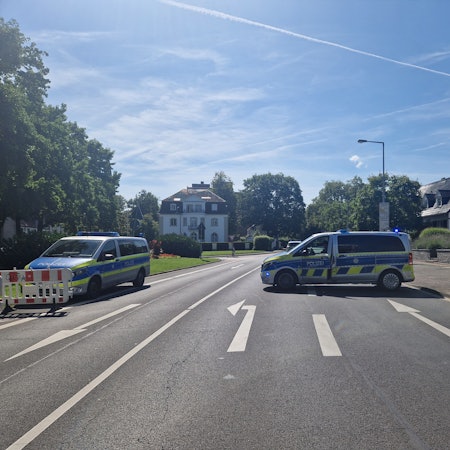 Die Polizei hat die Straßen in Rodenkirchen abgesperrt. Hier ist am Montagabend eine Weltkriegsbombe gefunden worden, welche am Dienstag entschärft werden muss.