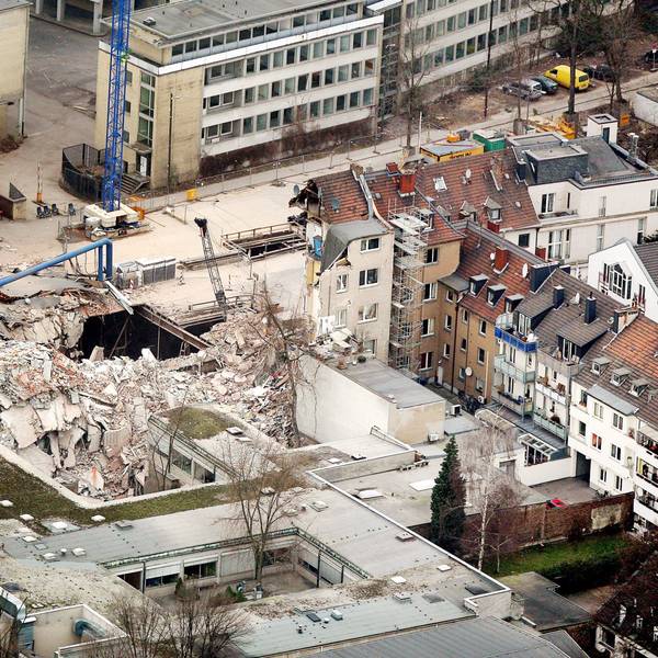 Trümmer liegen an der Stelle, an der sich das Historische Kölner Stadtarchiv befand.