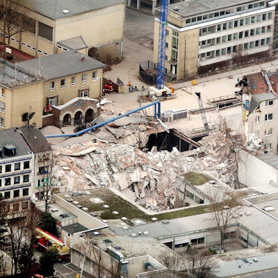 Trümmer liegen an der Stelle, an der sich das Historische Kölner Stadtarchiv befand.