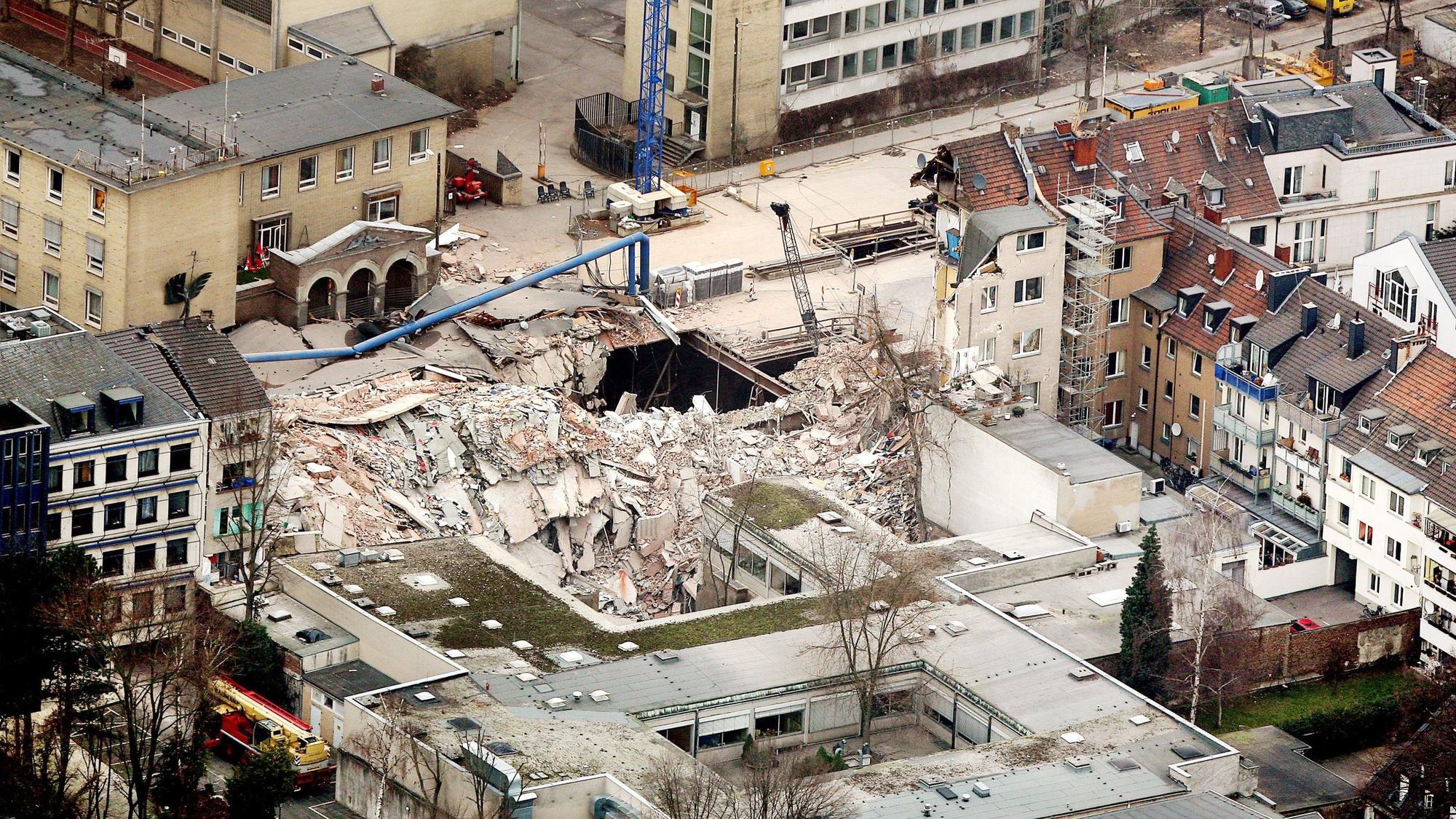 Trümmer liegen an der Stelle, an der sich das Historische Kölner Stadtarchiv befand.