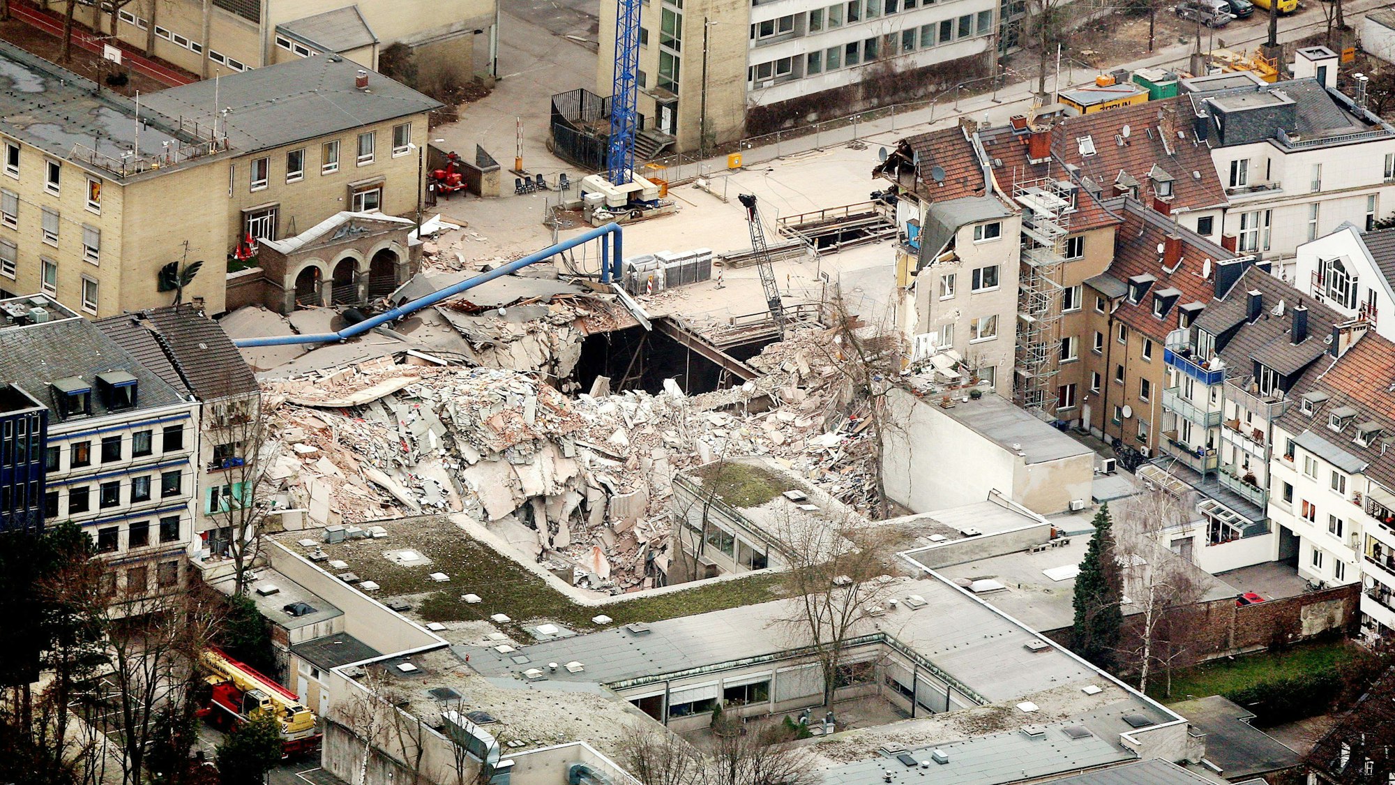 Trümmer liegen an der Stelle, an der sich das Historische Kölner Stadtarchiv befand.