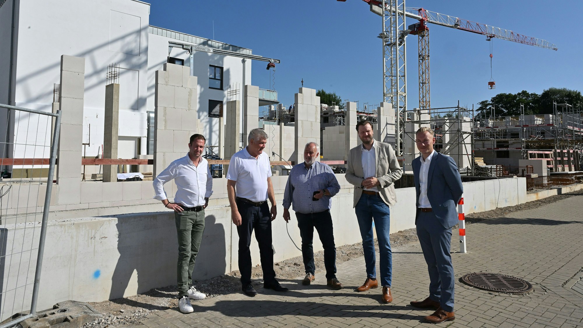 Über die Baustelle führten Florian Michels, Rainer Habers, Wolfgang Michels Jannis Klutinius und Till Pekie (v.l.).