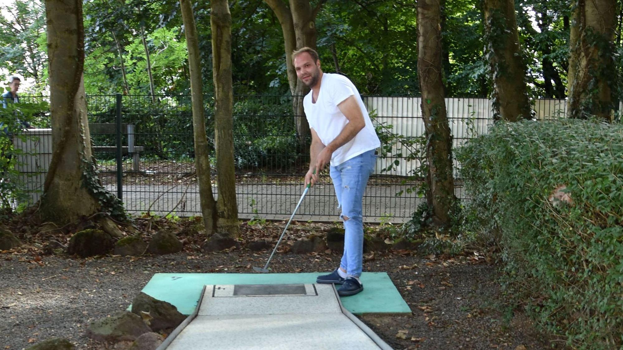 Daniel Schumacher testet als neuer Pächter des Minigolf-Platzes die Bahnen.