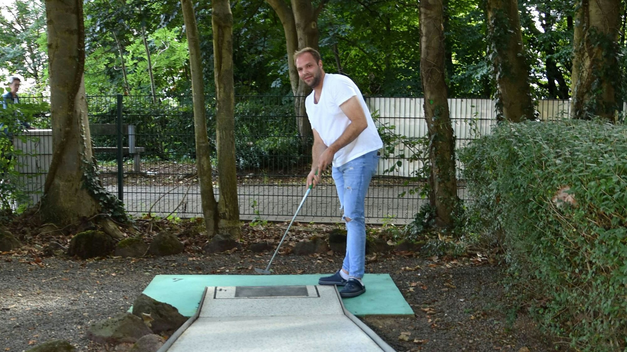 Daniel Schumacher testet als neuer Pächter des Minigolf-Platzes die Bahnen.