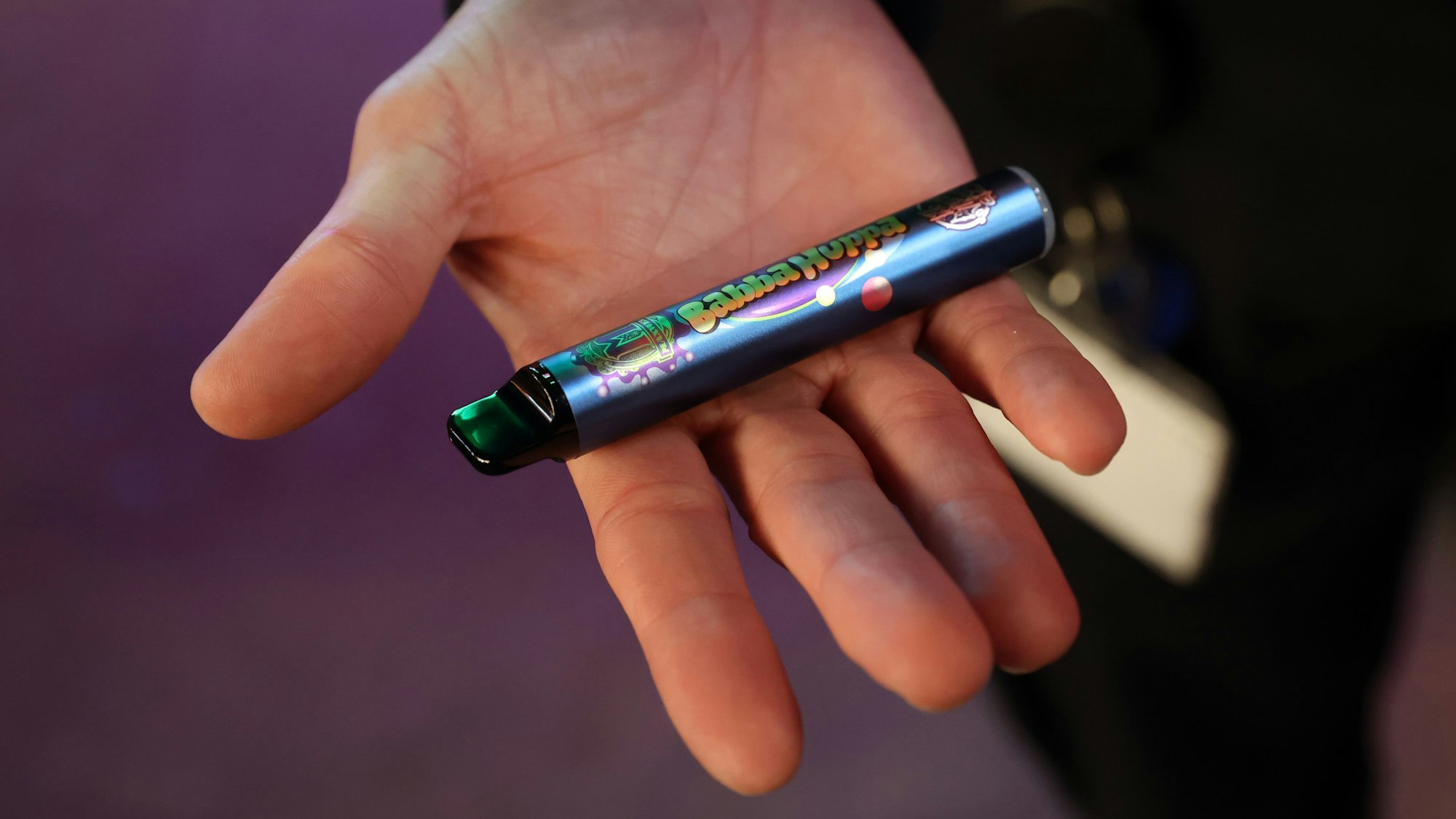 Offene Hand zeigt Vape