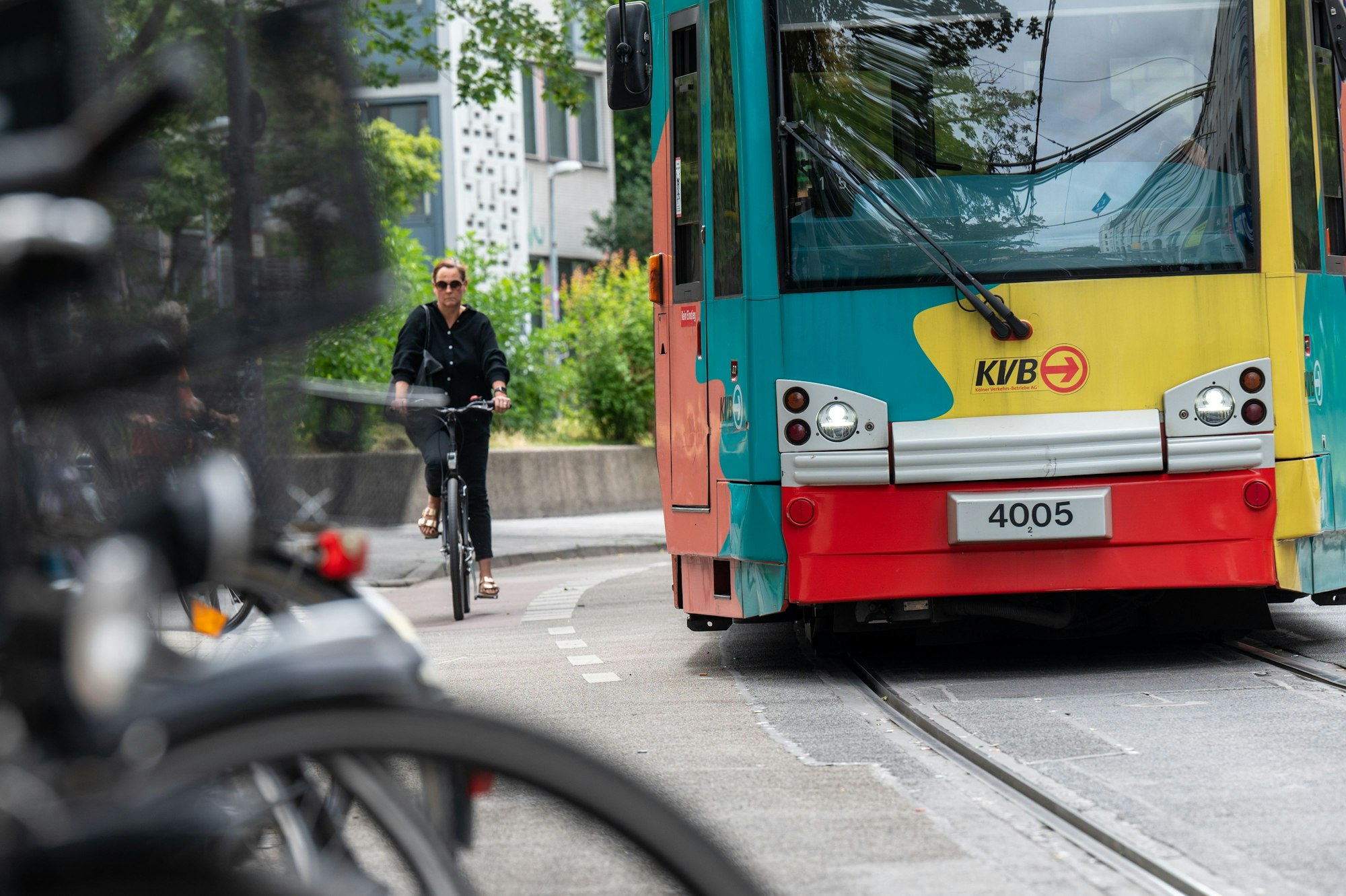 Fahrradfahrer in der Zülpicher Straße zwischen Mensa und Zülpicher Wall.