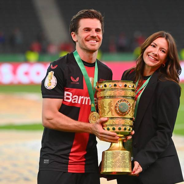 Jonas Hofmann mit seiner Ehefrau Laura nach dem DFB-Pokalfinale in Berlin im Mai 2024.