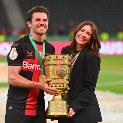 Jonas Hofmann mit seiner Ehefrau Laura nach dem DFB-Pokalfinale in Berlin im Mai 2024.