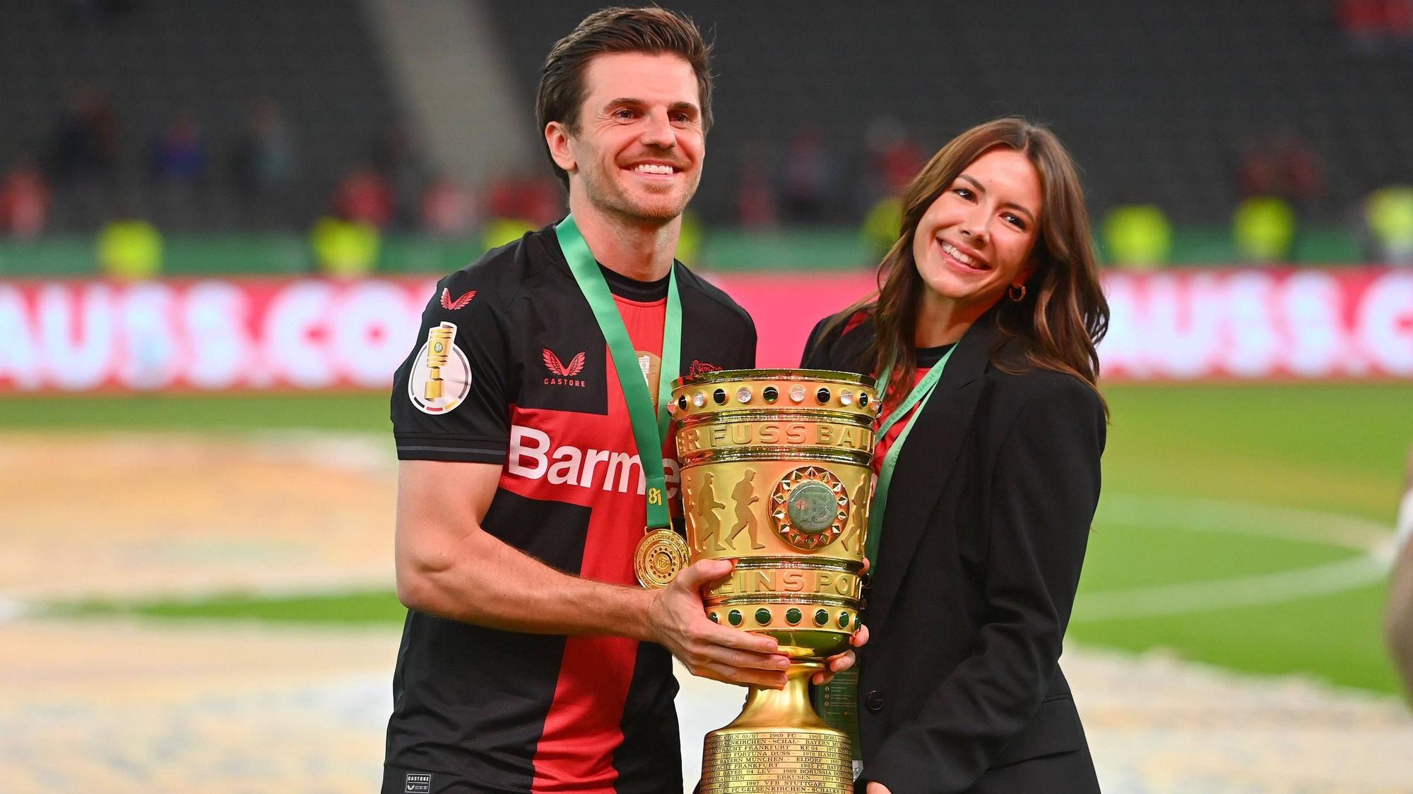 Jonas Hofmann mit seiner Ehefrau Laura nach dem DFB-Pokalfinale in Berlin im Mai 2024.