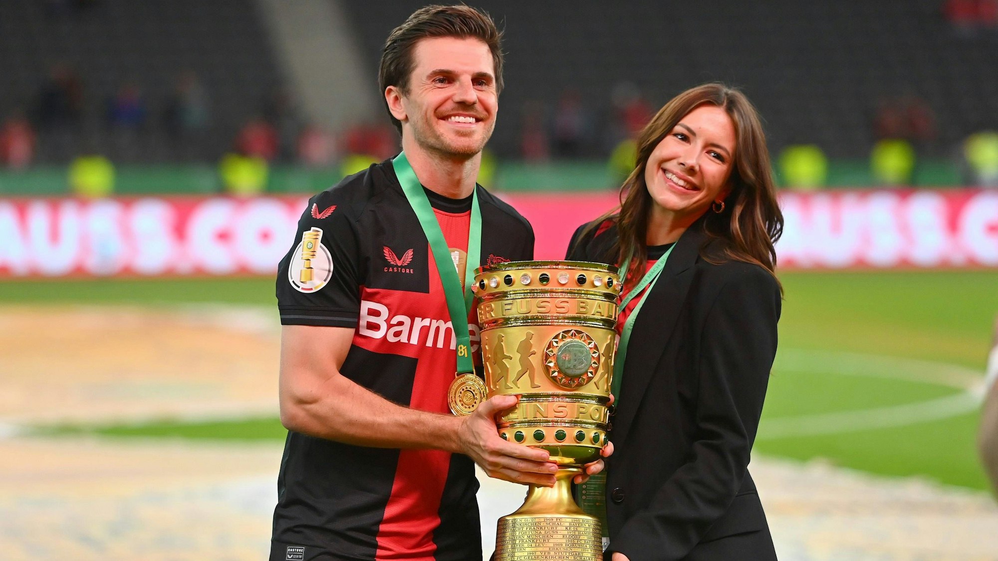 Jonas Hofmann mit seiner Ehefrau Laura nach dem DFB-Pokalfinale in Berlin im Mai 2024.