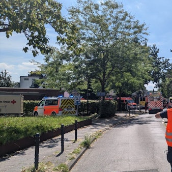 Vor der Anlaufstelle am Gymnasium Rodenkirchen stauten sich die Krankentransporter.