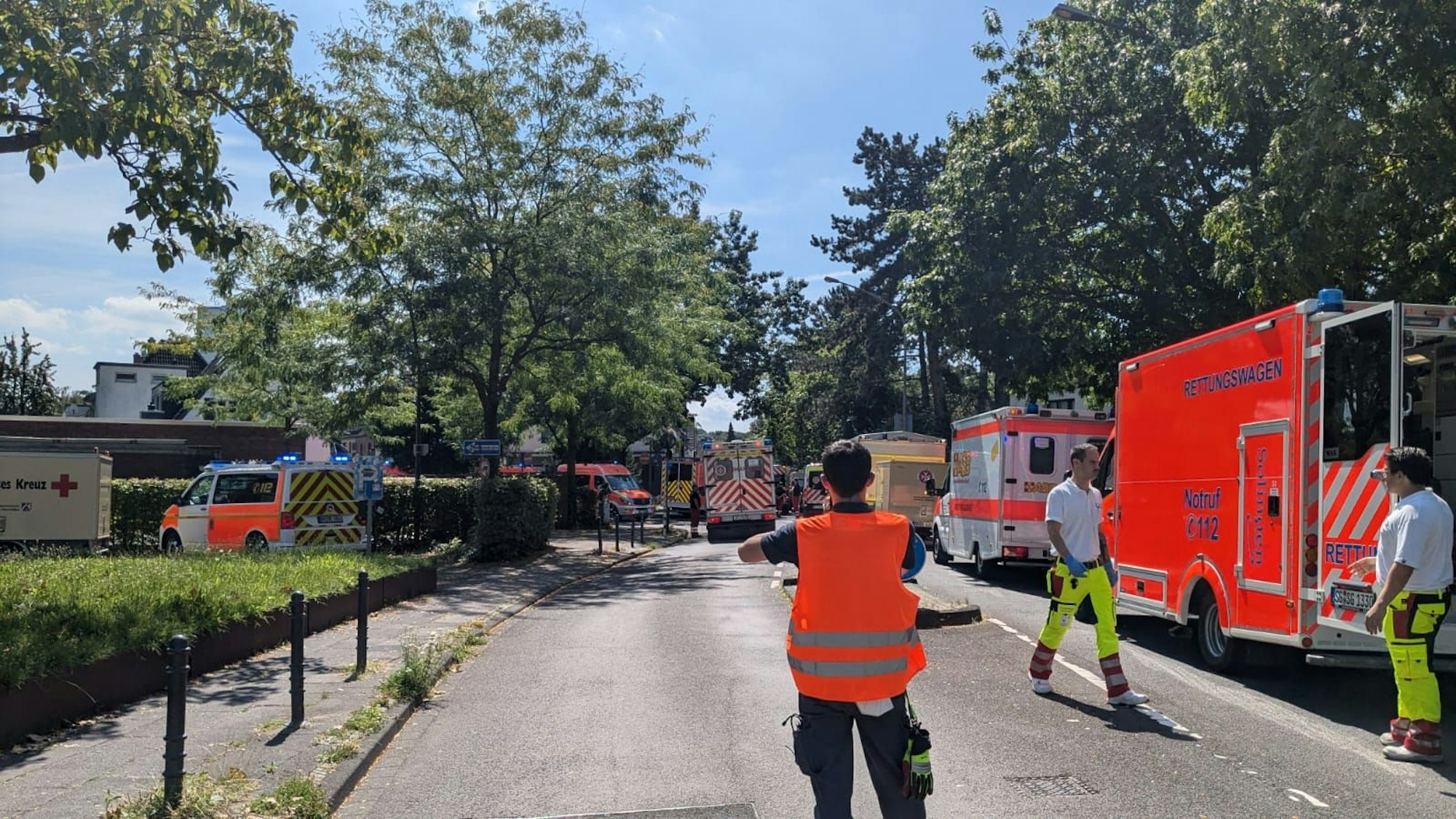 Vor der Anlaufstelle am Gymnasium Rodenkirchen stauten sich die Krankentransporter.