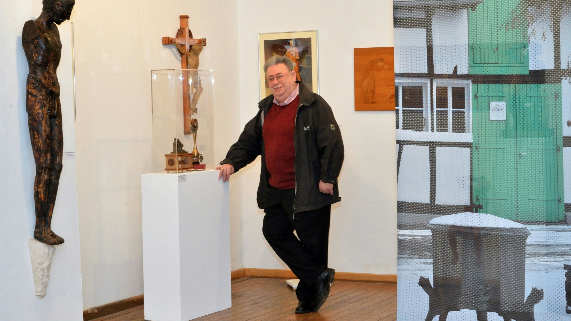 Künstler Walter Jansen in der Ausstellung zu seinem Schaffenswerk vor vor einigen Jahren in der Bergisch Gladbacher Galerie Schröder und Dörr.