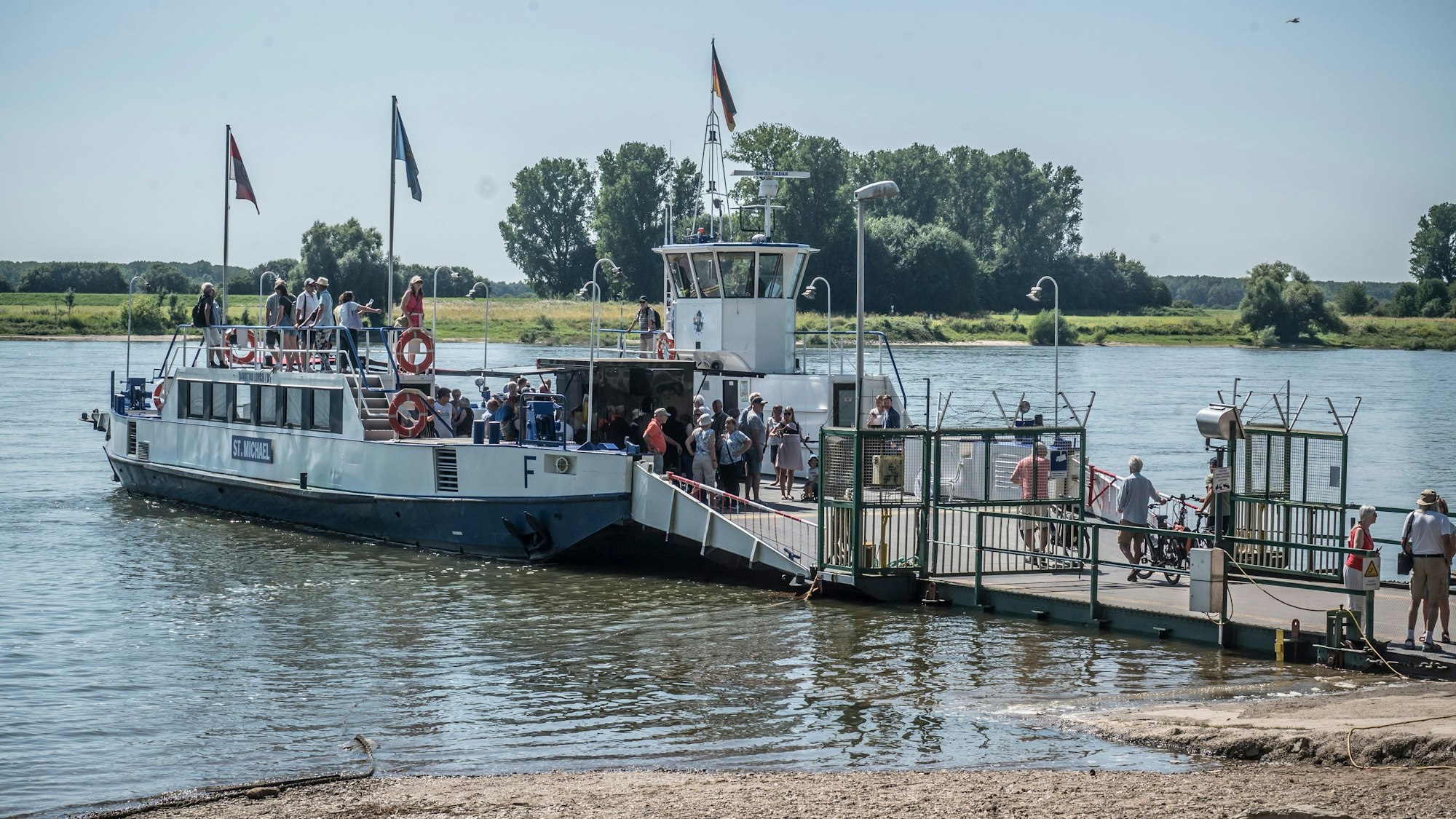 Die neue Hitdorfer Fähre St. Michael am Anleger in Hitdorf