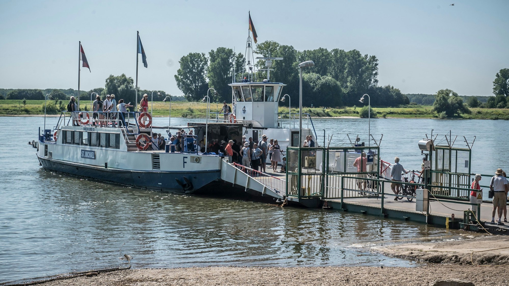Die neue Hitdorfer Fähre St. Michael wird mit einem kleinen Festakt offiziell in Betrieb genommen. . Foto: Ralf Krieger