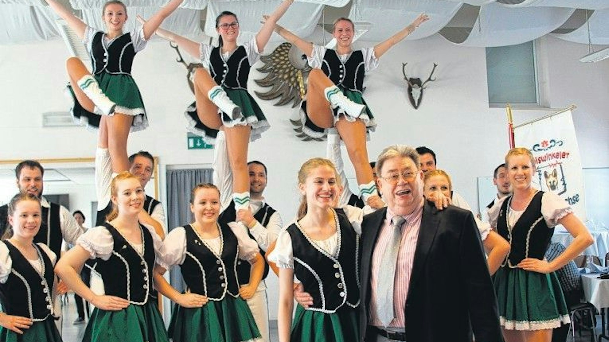 Der Künstler Walter Jansen steht an seinem 80. Geburtstag 2018 vor der Voiswinkeler Zunftfüchsen.