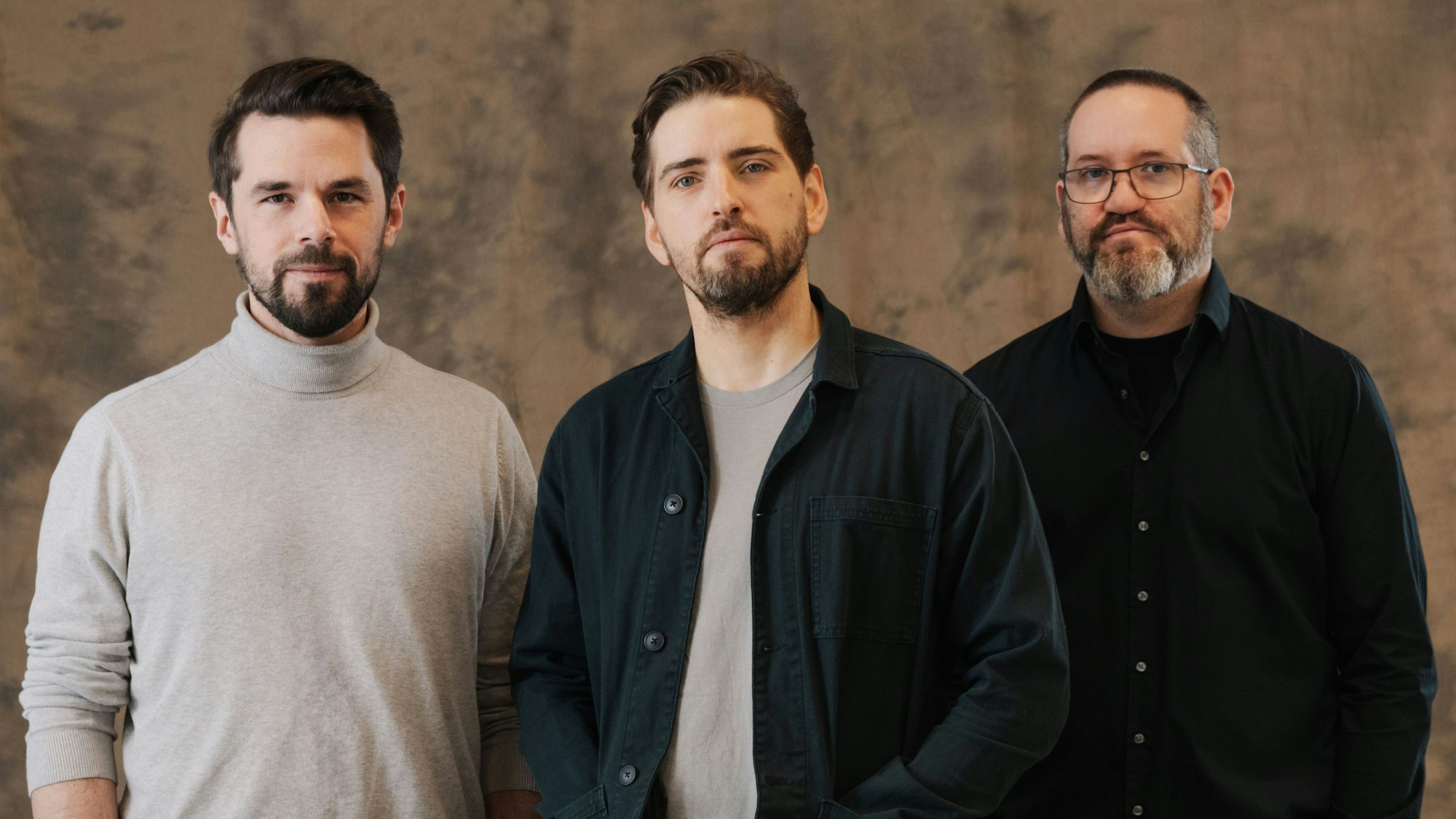 Das Pablo Held Trio schaut in die Kamera.