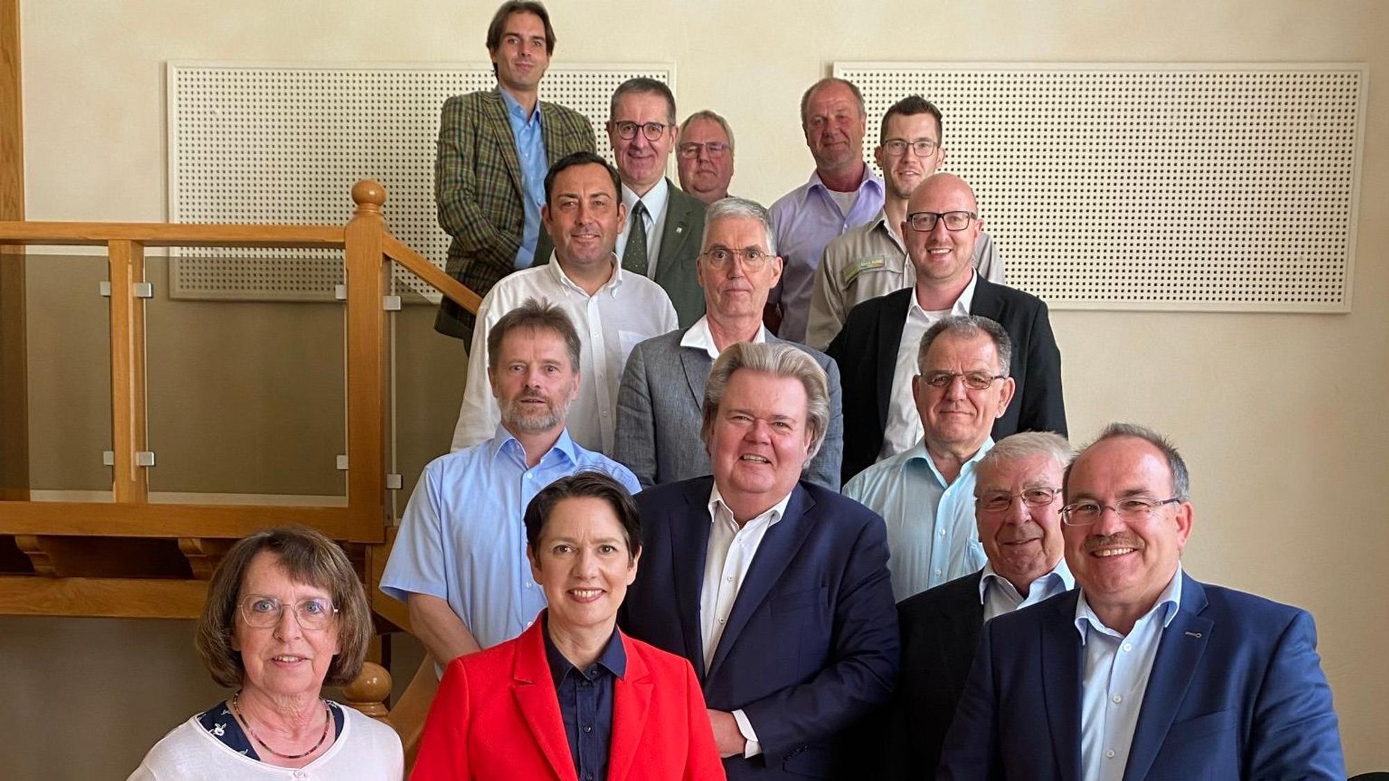 Gruppenbild mit Ministerin Silke Gorißen, den Landtagsabgeordneten und Vertretern der Holzwirtschaft.