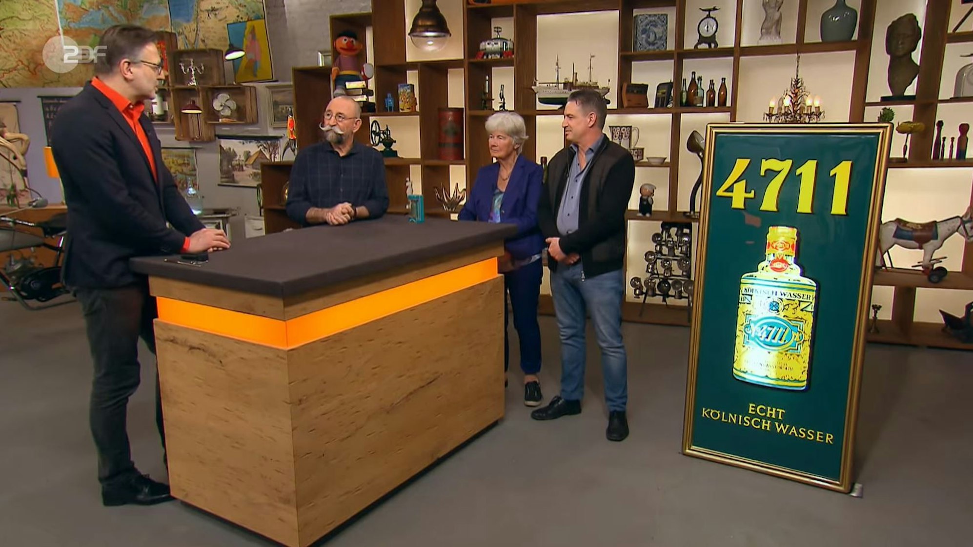 Andi Hentzschel (v.r.) mit seiner Mutter Verena und Moderator Horst Lichter bei der Expertise von Detlev Kümmel bei Bares für Rares.