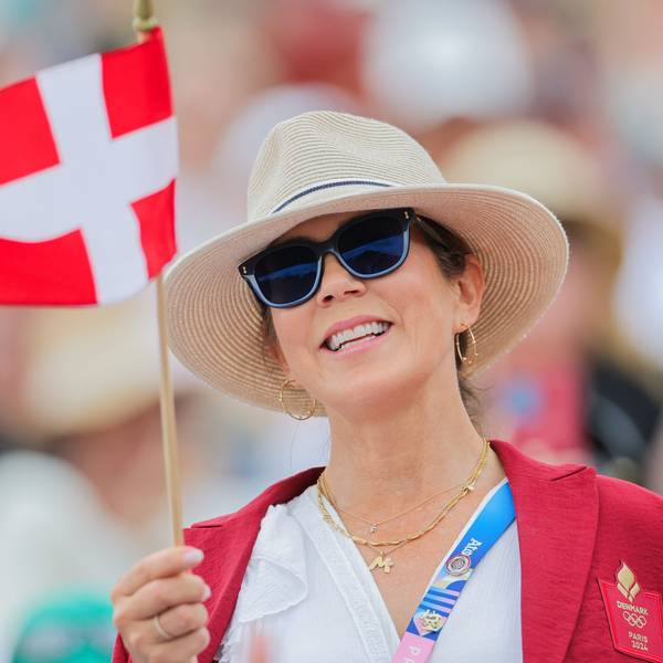 Königin Mary von Dänemark winkt mit einer Fahne.