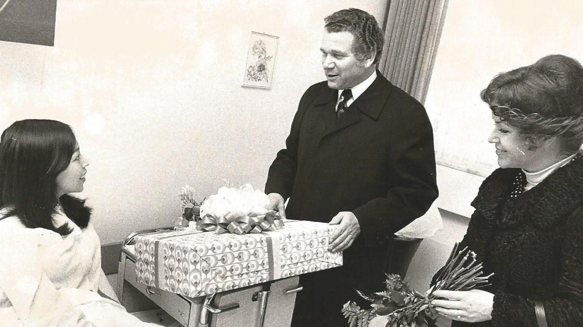 Zum Neujahrsbaby gratulierte im Siegburger Krankenhaus mit einem Kaufhof-Geschenk Geschäftsführer Horst Gockel und Sekretärin Edda Streitz.