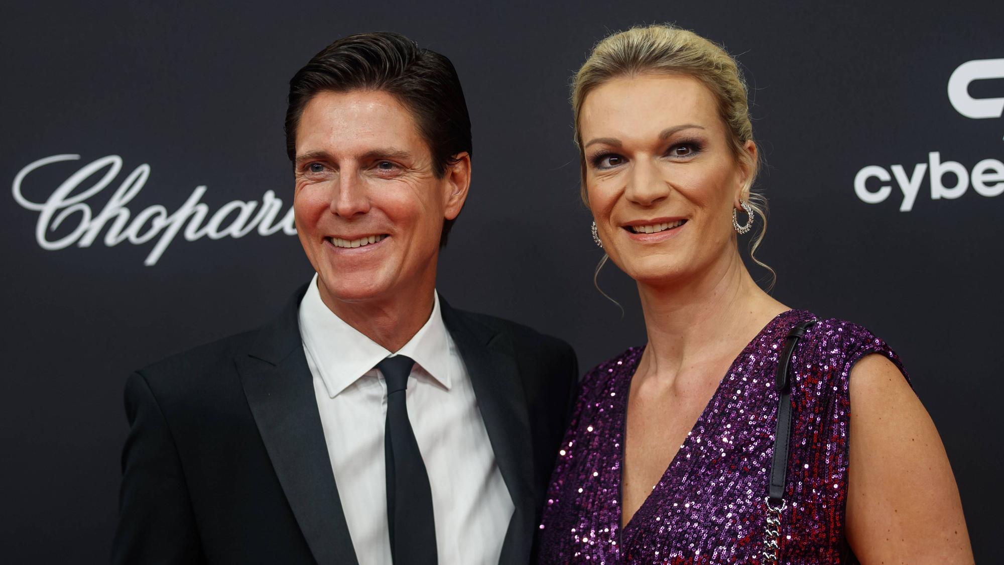 Marcus Höfl und Maria Höfl-Riesch bei der Bambi Verleihung 2023 im Studio 9 der Bavaria Filmstadt.
