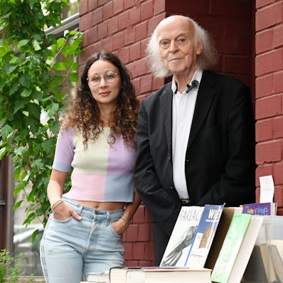 Daria Razumovych und Klaus Willbrand vor dem Antiquariat in Köln-Sülz.