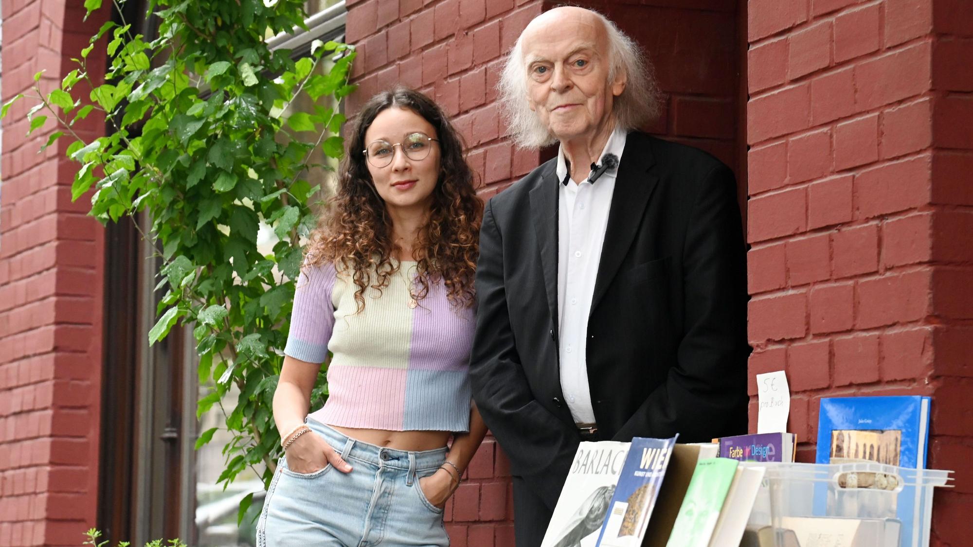 Daria Razumovych und Klaus Willbrand vor dem Antiquariat in Köln-Sülz.