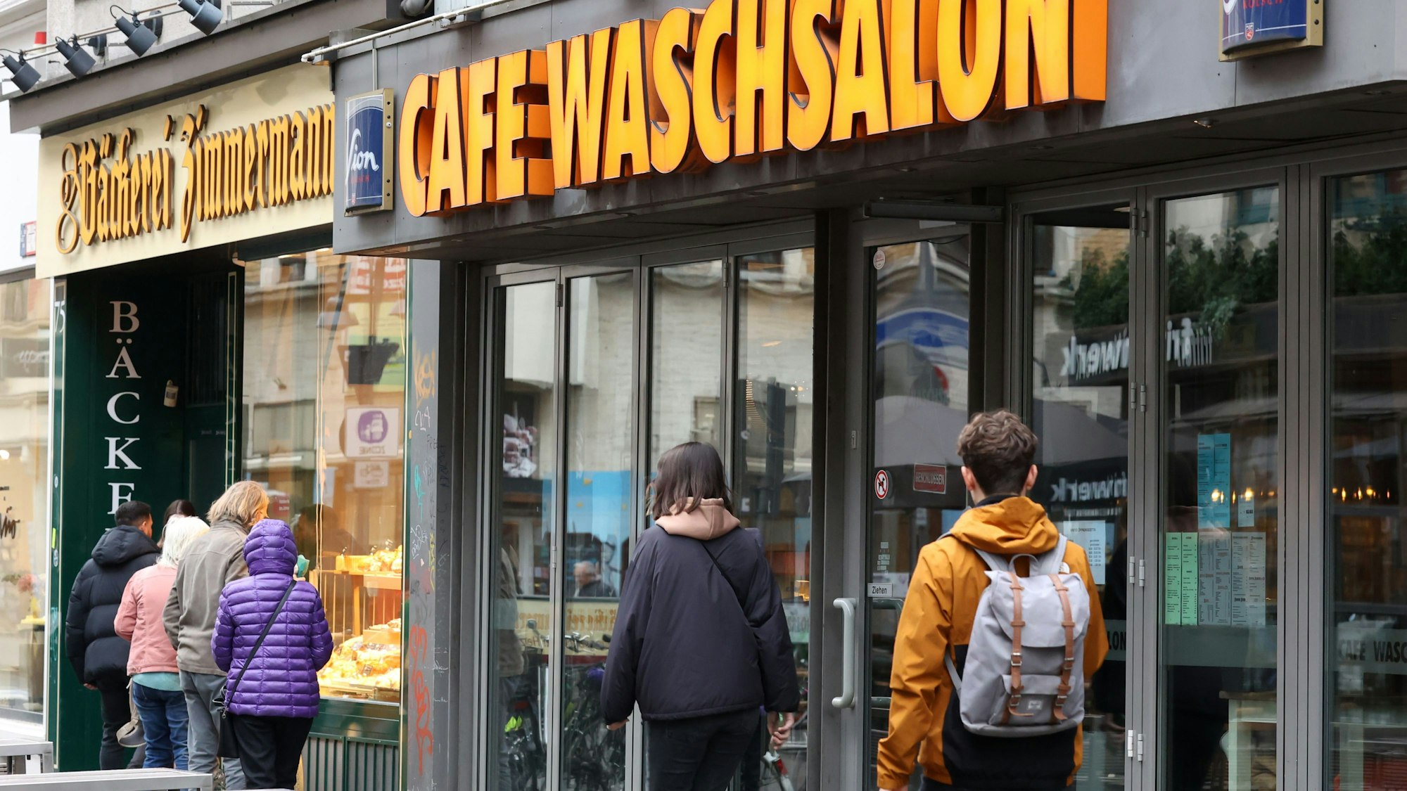 Fassade von Café Waschsalon in Köln