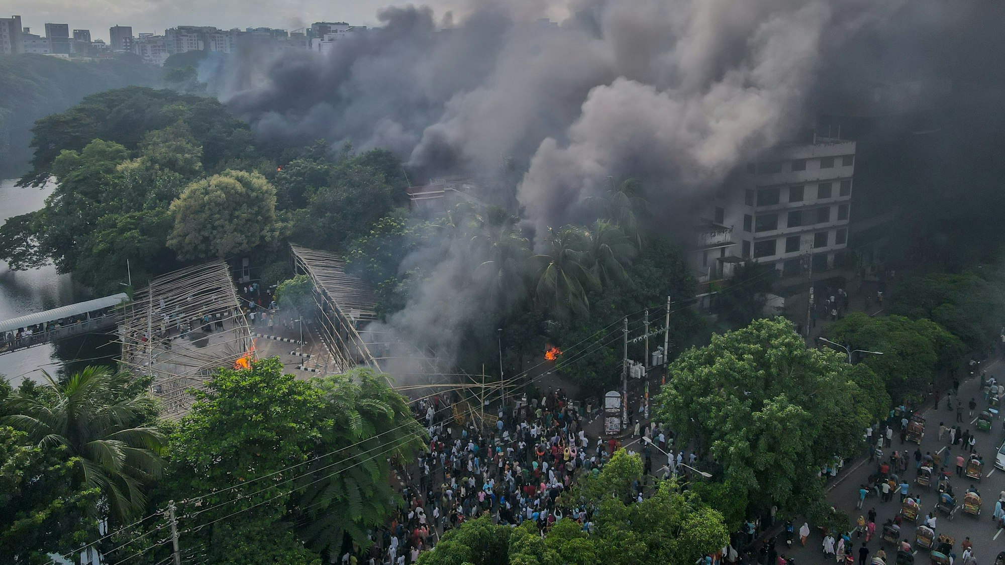Dhaka: Regierungsgegner setzen während der Feierlichkeiten den Eingangsbereich des Bangabandhu-Gedenkmuseums in Dhaka in Brand.