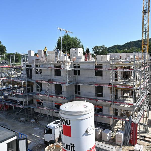 Am Neubauprojekt Am Aggerpark arbeiten Bauarbeiter.