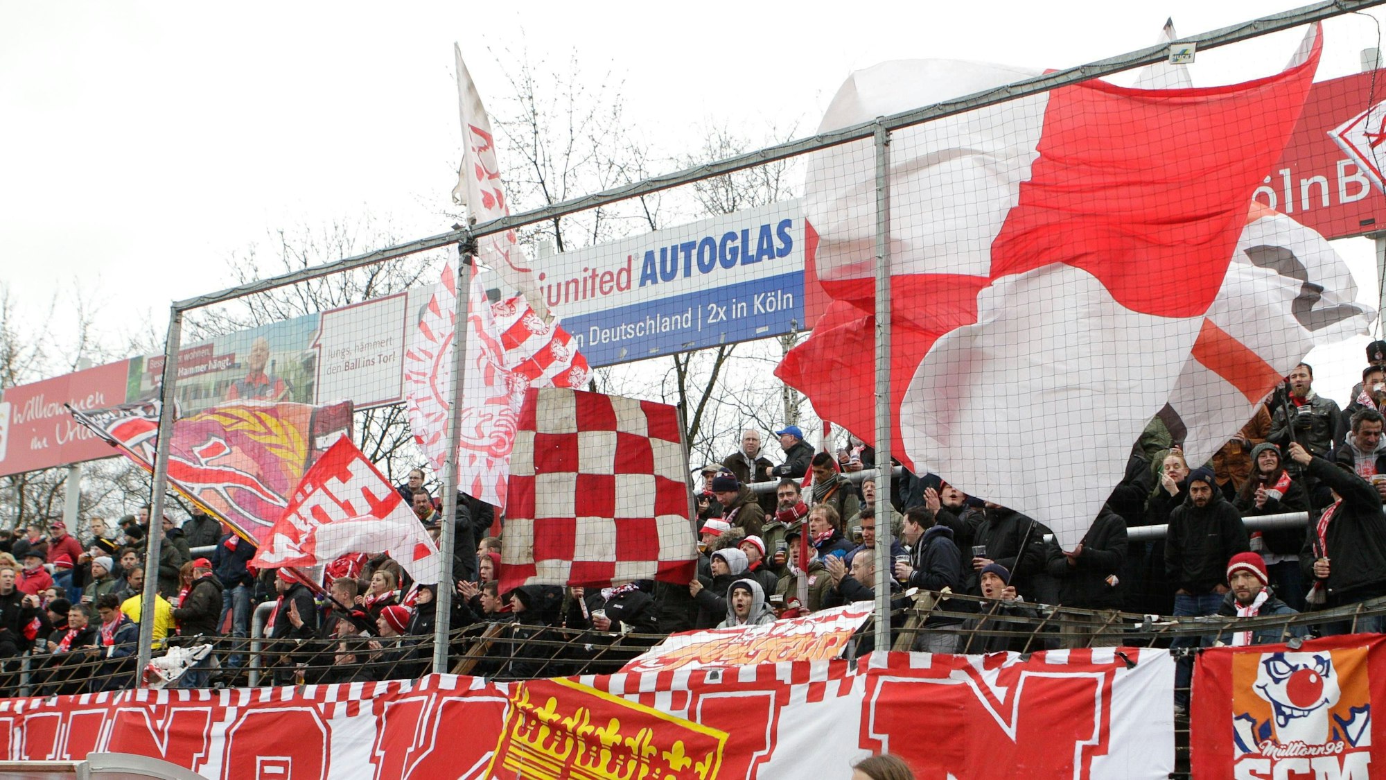 Fußball, Stadiongeschichte SC Fortuna Köln Fußball 3. Liga Saison 2015/2016 26. Spieltag am Samstag, 20. Februar 2016 im Südstadion in Köln: Fortuna Köln - SV Wehen Wiesbaden Fans von Fortuna Koeln Fortuna Köln - SV Wehen Wiesbaden