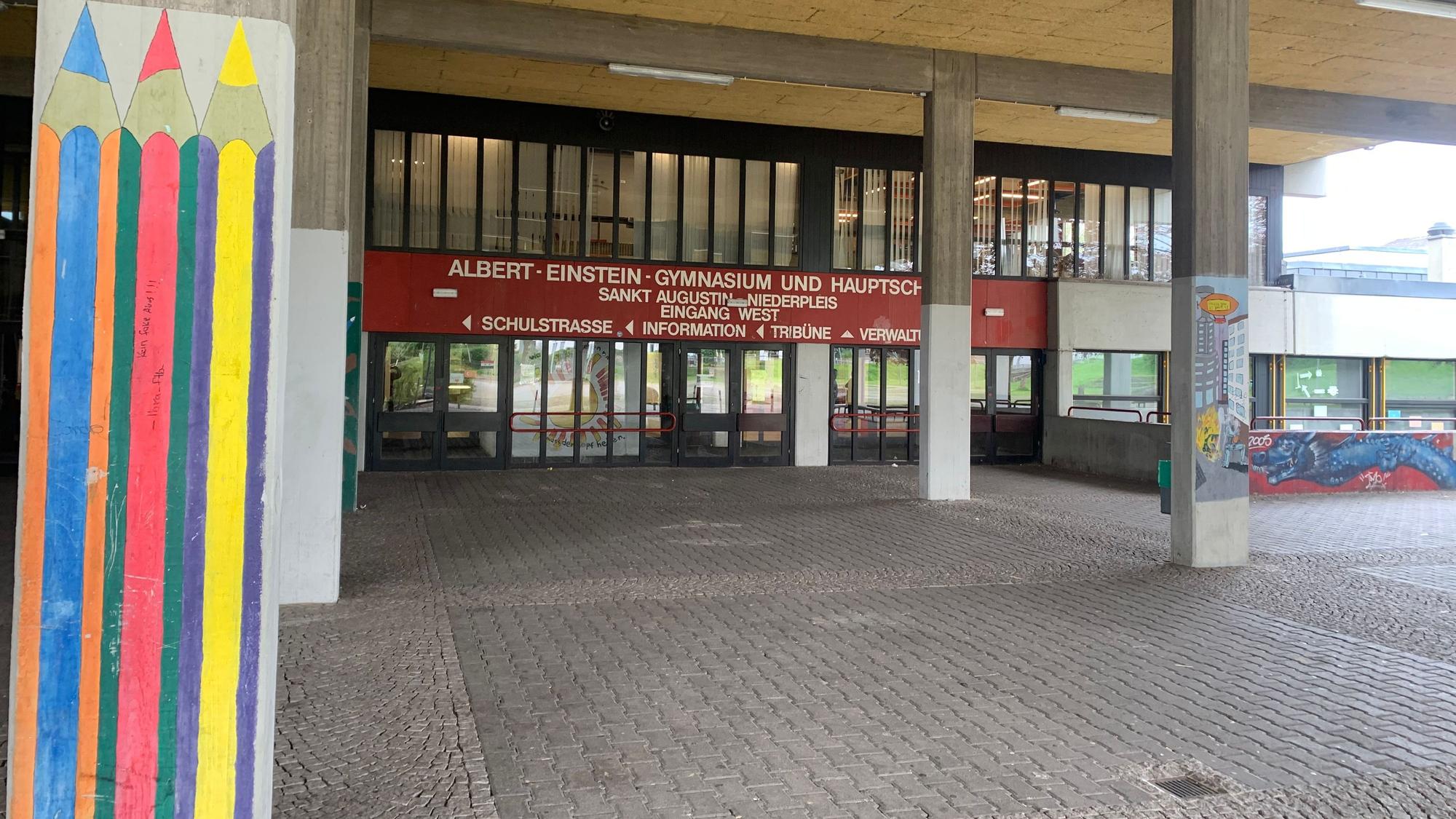 Ein Angstraum ist der Eingang zum Schulzentrum in Niederpleis gerade in dunklen Winternächten.