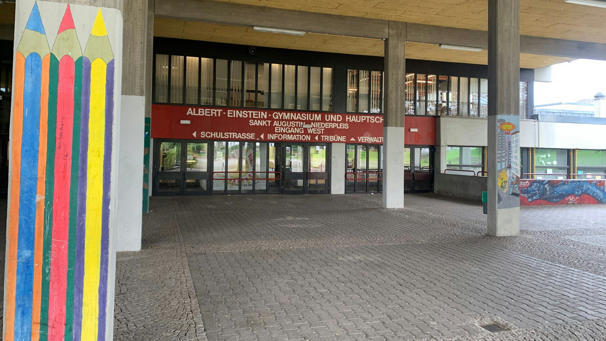 Ein Angstraum ist der Eingang zum Schulzentrum in Niederpleis gerade in dunklen Winternächten.