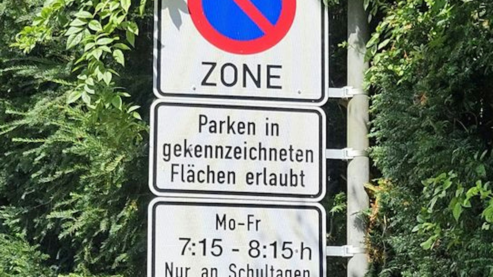 Verkehrsschild eingeschränktes Halteverbot mit Zusatzschild