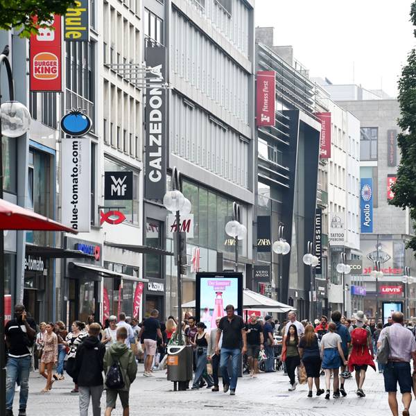 Ein Blick in die Fußgängerzone auf der Schildergasse in der Kölner Innenstadt.