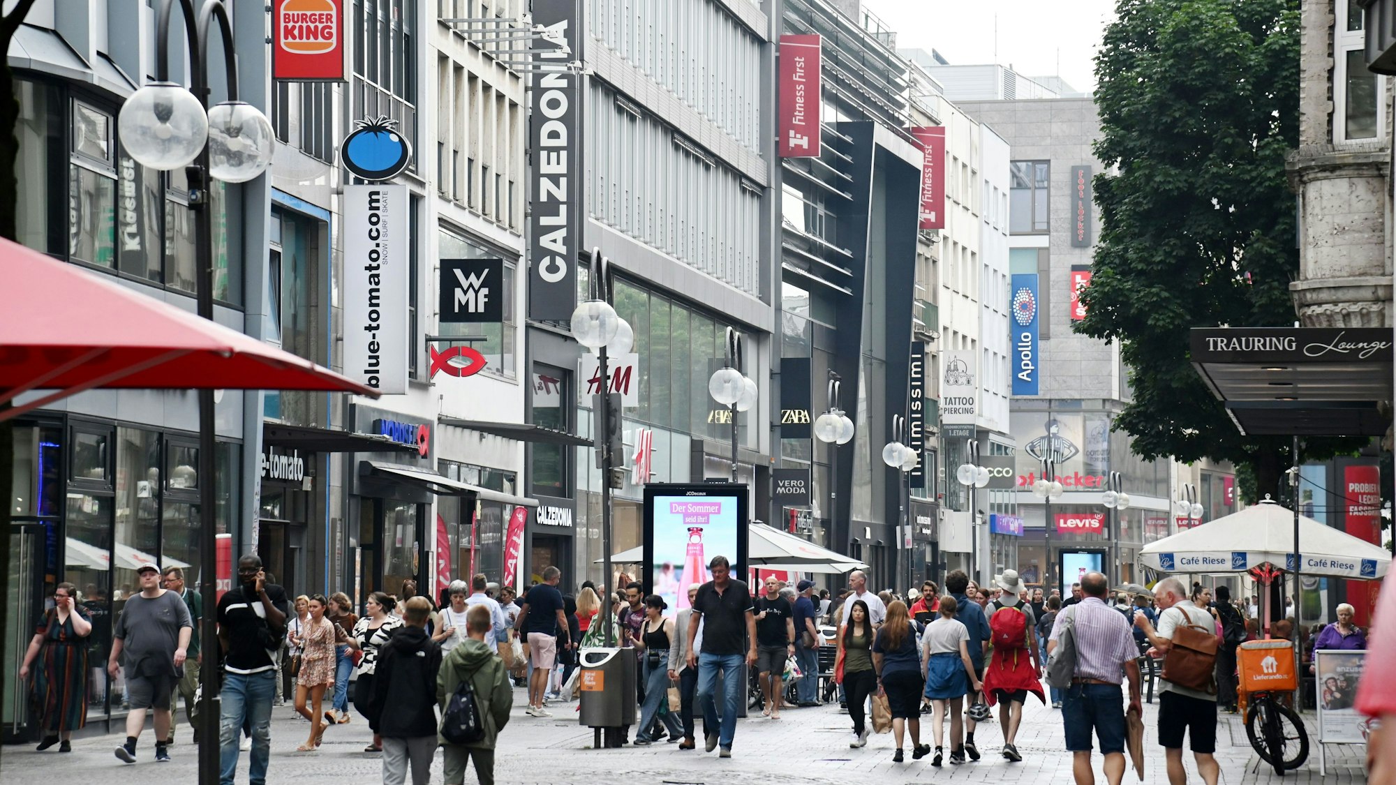 Blick in die Schildergasse mit vielen Passanten