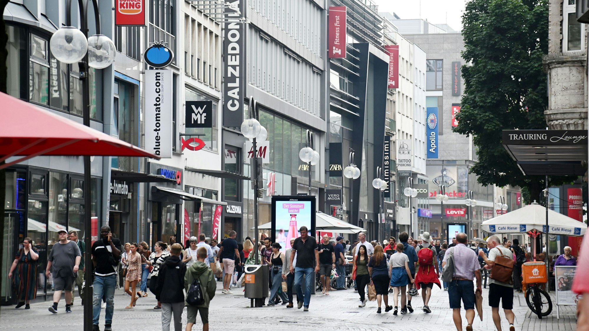 Ein Blick in die Fußgängerzone auf der Schildergasse in der Kölner Innenstadt.