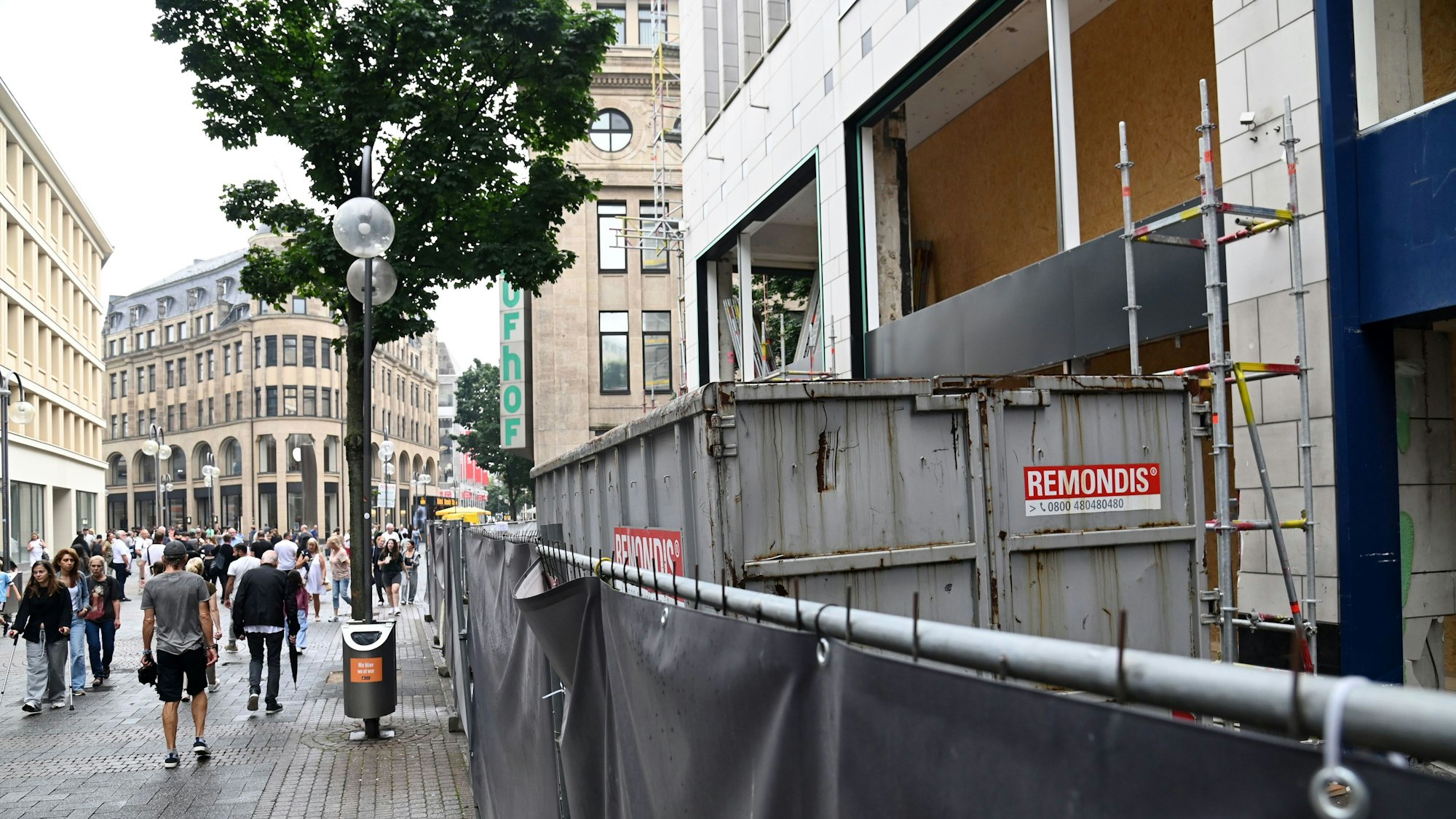 Das große Eckgebäude neben dem Kaufhaus wird derzeit komplett umgebaut. Hier wird 2025 ein Flagshipstore von Douglas einziehen.