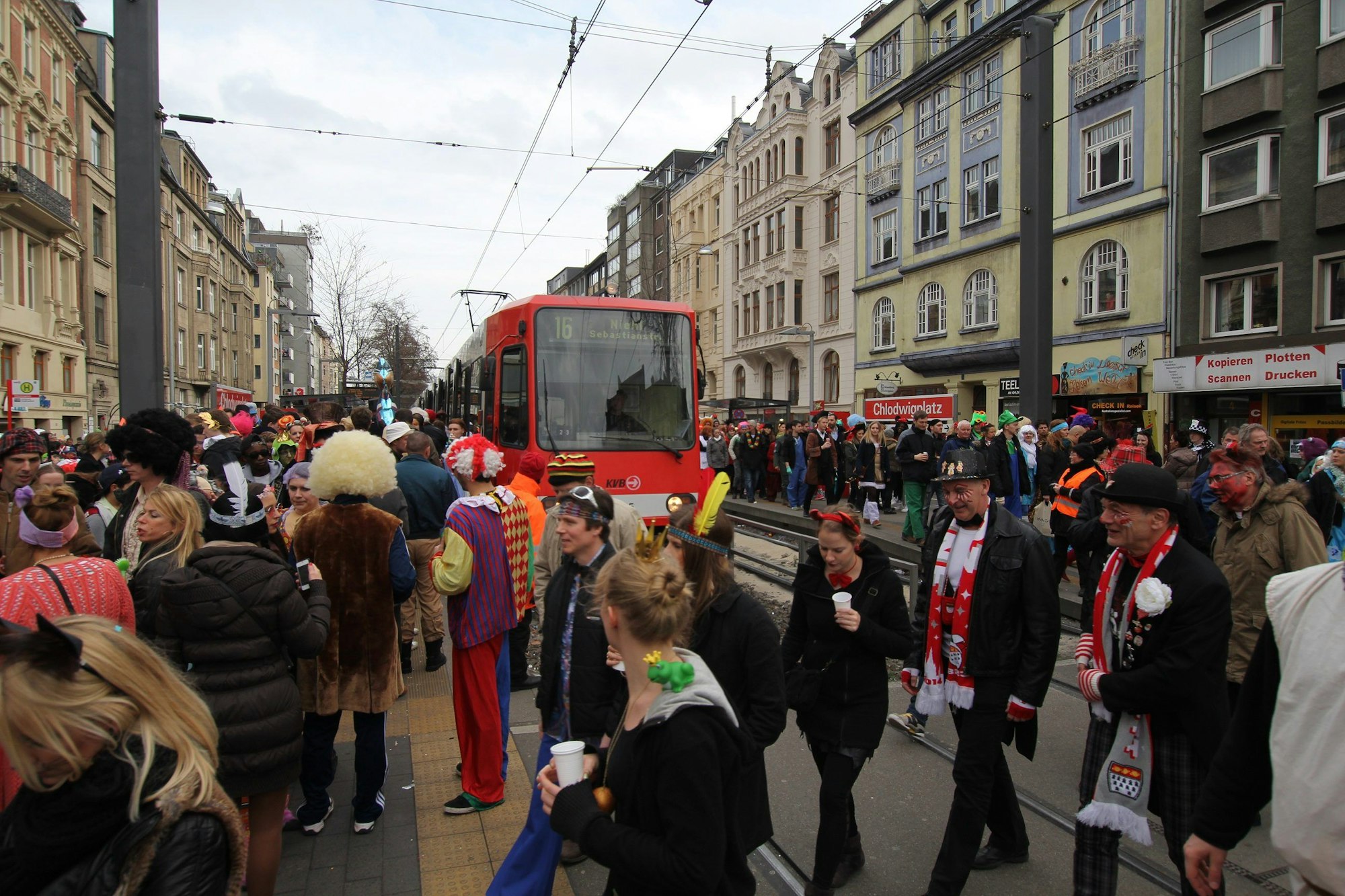 Kostümierte Fahrgäste, verkleidete Fahrgäste, an der Haltestelle Chlodwigplatz